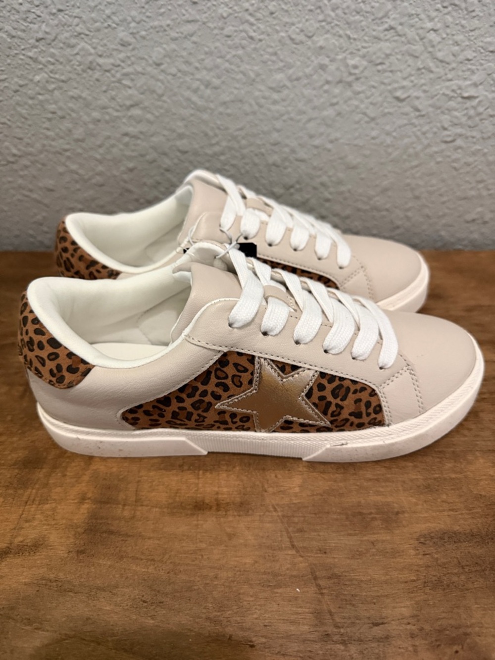 Art Class White Sneakers with Leopard Panels and Metallic Star size 4 - Picture 3 of 6